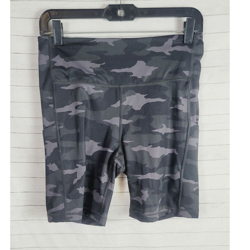 ATHLETA ULTIMATE STASH POCKET CAMO 7INCH SHORT IN GREEN/BLACK/GRAY, SZ MEDIUM
